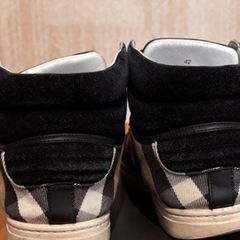 今日取りに来られる方は2500円で譲ります。バーバリーハイカットスニーカー26.5の画像