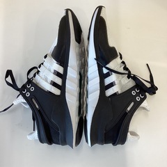 adidas スニーカーの画像
