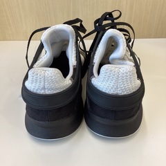 adidas スニーカーの画像