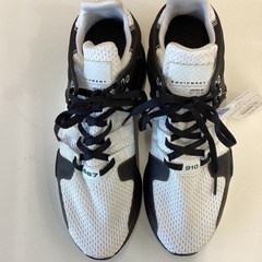 adidas スニーカーの画像