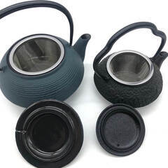 ss8181　岩鋳 急須 2個セット カラーポット 青 線引 5型 蔦模様 黒 3型 オシャレな鉄急須 茶こし付き 内面ホーロー加工 南部鉄器 小鉄瓶 お茶 お酒 きゅうす 鉄急須 伝統工芸品 南部鉄器 急須 未使用品の画像