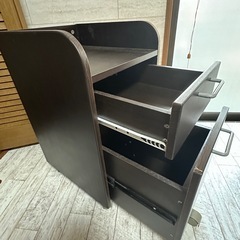 ダークブラウン キャスター付き引き出し収納の画像