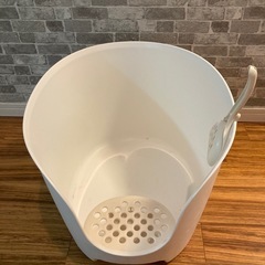 猫用トイレとエサ入れ
の画像