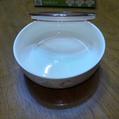 蓋付きの陶器の入れ物の画像