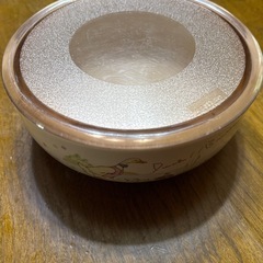 蓋付きの陶器の入れ物の画像