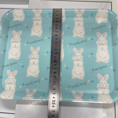 うさぎ絵柄トレイの画像