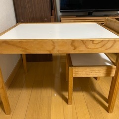 IKEA子供用椅子とデスクセットの画像