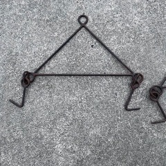 トラバサミ6個、解体用フック4個の画像