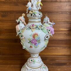 【愛品倶楽部柏】プラウエ磁器工場　大型の飾り壷　人物装飾・花装飾・楽器装飾　ドイツ製の画像