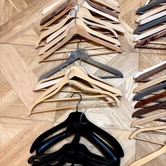 [無料]  木製ハンガー約40本の画像