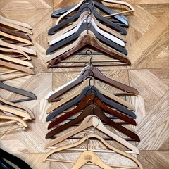 [無料]  木製ハンガー約40本の画像