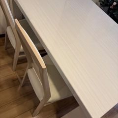 ダイニングテーブルの画像