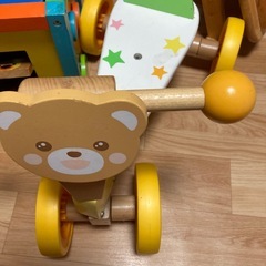 ベビーチェアー、三輪車、知育玩具の画像