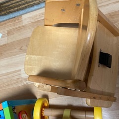 ベビーチェアー、三輪車、知育玩具の画像