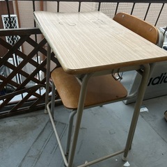 学校机と椅子の画像