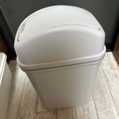フタがしっかり閉まる スリムゴミ箱（白）の画像