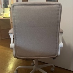ライトベージュ　オフィスチェアの画像