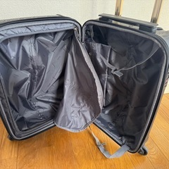 GUESS キャリーケースの画像