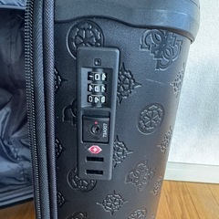 GUESS キャリーケースの画像