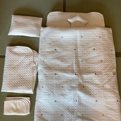 ベビーベッドと布団セットの画像