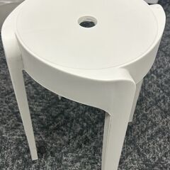 ホワイトテーブル(2台)+イス(5脚)の画像