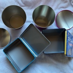 お菓子の缶の画像