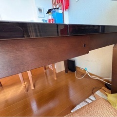 黒い木製テーブル椅子6脚(机の長さ調整可能)の画像