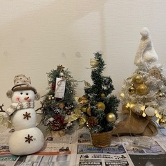 クリスマスツリー3種と雪だるまの飾りの画像