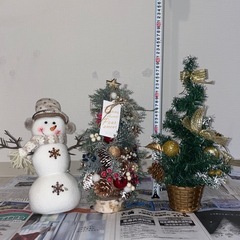 クリスマスツリー3種と雪だるまの飾りの画像