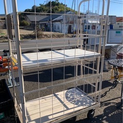 業務用キャスター付き大量陳列棚の画像