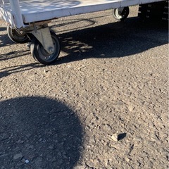 業務用キャスター付き大量陳列棚の画像