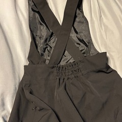 earth 黒 サロペット Vネック クロスストラップの画像