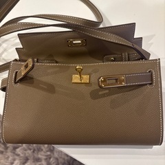 グレージュ斜めがけバッグの画像