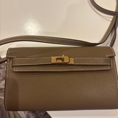 グレージュ斜めがけバッグの画像