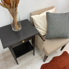 早い者勝ちです！椅子・サイドテーブル・クッション２個・スタンドライト・アンティーク花(花瓶付き)・ラグの画像