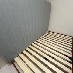 セミダブルのベットフレームとマットレスのセットの画像