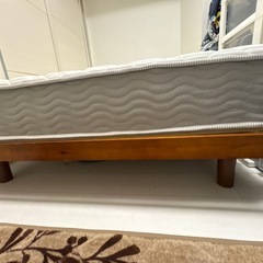 セミダブルのベットフレームとマットレスのセットの画像