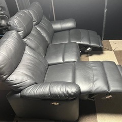 3人掛け電動リクライニングソファ テーブル付き 本革(一部合成皮革)タイプ (グラッゼ2 BK)の画像