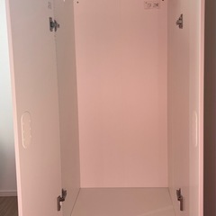 IKEA 扉付き　収納　ハンガーパイプ付きの画像