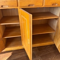 木製のタイル天板付きキッチンカウンターの画像