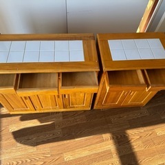 木製のタイル天板付きキッチンカウンターの画像