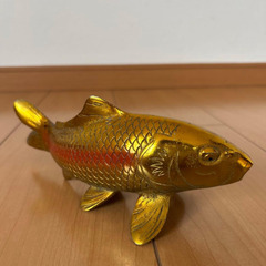 金&黒　双鯉の置物の画像
