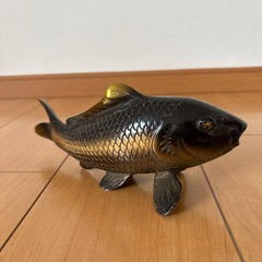 金&黒　双鯉の置物の画像