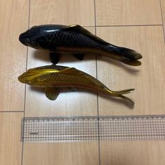 金&黒　双鯉の置物の画像