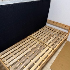 ベッドフレームとマットレスの画像