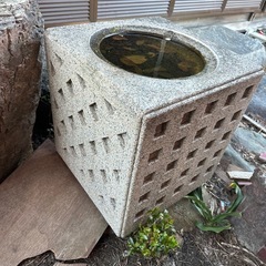 和風のお庭に！銀閣寺型手水鉢の画像