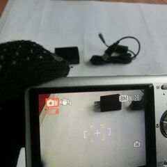 ◍お話し中です★富士フイルムFINEOIX,スライド式ON,OF、スライドさせるとZの文字が点灯（画像５）★綺麗なレッド系ピンク、★簡単動作確認済、オリンパスの適合バッテリー、充電コード、付き、小傷はありますが、比較的綺麗、画像の物のみ★お手数をおかけしますプロフィール必読ですの画像