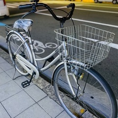 26インチの普通のママチャリです。整備済み。使用感ありますが、まだまだ乗れます。防犯登録も込みの料金なので、納車の時に登録も同時に済ませれますの画像