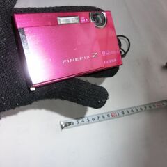 ◍お話し中です★富士フイルムFINEOIX,スライド式ON,OF、スライドさせるとZの文字が点灯（画像５）★綺麗なレッド系ピンク、★簡単動作確認済、オリンパスの適合バッテリー、充電コード、付き、小傷はありますが、比較的綺麗、画像の物のみ★お手数をおかけしますプロフィール必読ですの画像