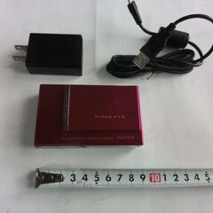 ◍お話し中です★富士フイルムFINEOIX,スライド式ON,OF、スライドさせるとZの文字が点灯（画像５）★綺麗なレッド系ピンク、★簡単動作確認済、オリンパスの適合バッテリー、充電コード、付き、小傷はありますが、比較的綺麗、画像の物のみ★お手数をおかけしますプロフィール必読ですの画像